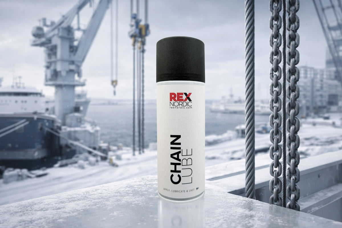 REX ChainLube with chains at a snowy harbour