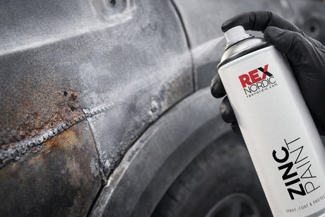 Spraying REX ZincPaint on a rusted panel